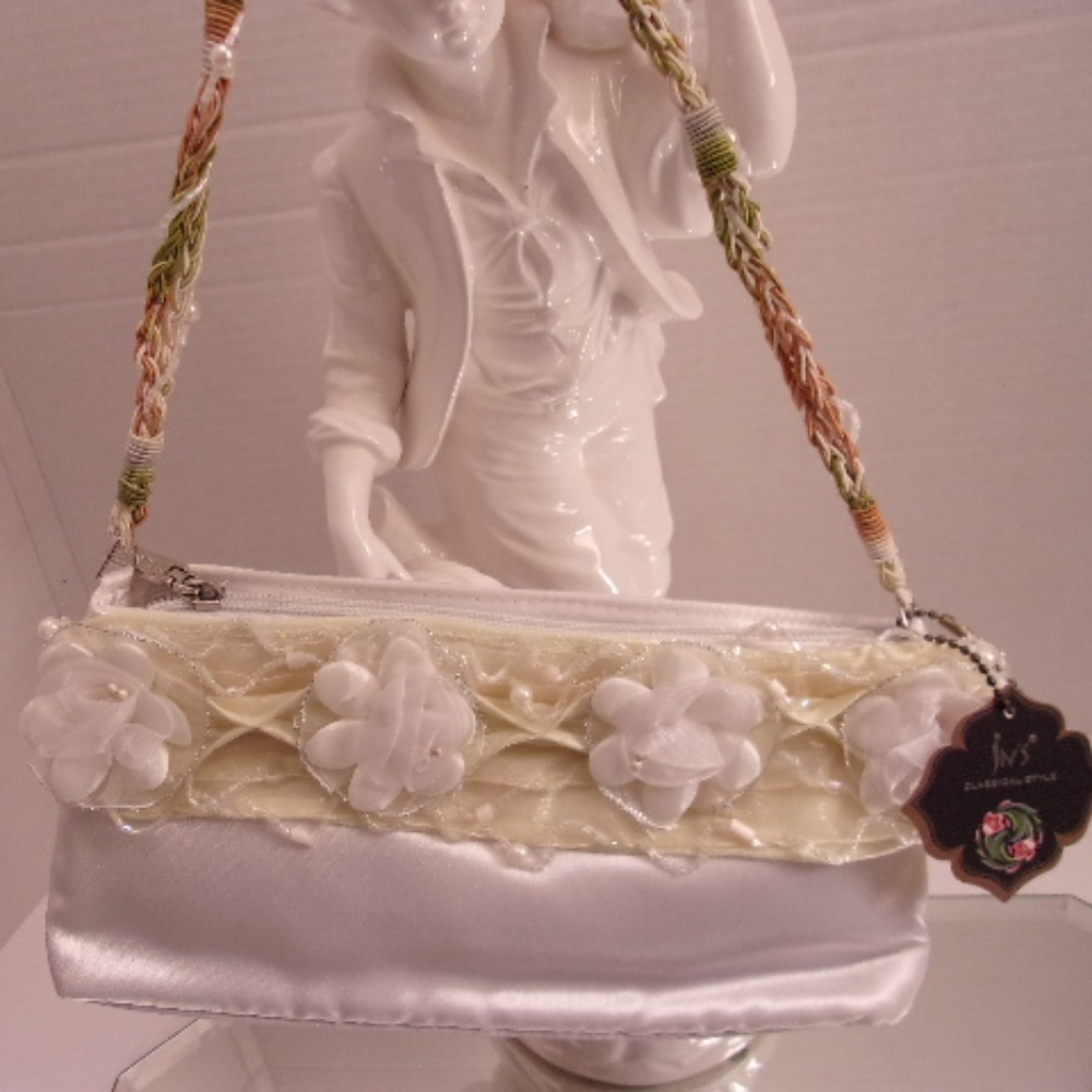 NWT BEAUTIFUL SATIN & PEARL LACED PURSE